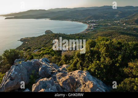 Luftaufnahme eines Strandes in kleinen griechischen Dorf Toroni bei Sonnenuntergang in Sithonia Stockfoto