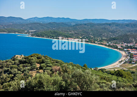 Luftaufnahme von einem Strand und Mittelmeer-Küste in Sithonia Stockfoto