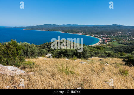 Luftaufnahme von einem Strand und Mittelmeer-Küste in Sithonia Stockfoto