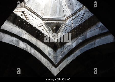 Haghpat Kloster Armenien oben Licht mit achteckige Öffnung und geschnitzten Mustern in Basalt Bibliotheksgebäude (später Abstellraum) Stockfoto