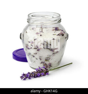 Glas mit Lavendel Zucker auf weißem Hintergrund Stockfoto