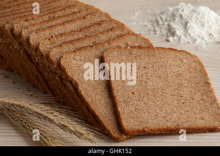 Dünne Scheiben von Brabants Roggen Brot, Mehl und Roggen Ohren Stockfoto