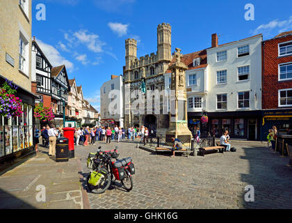 Canterbury, Kent, UK. Buttermarket und Christchurch Tor (Dom Eingang) Fahrräder Stockfoto