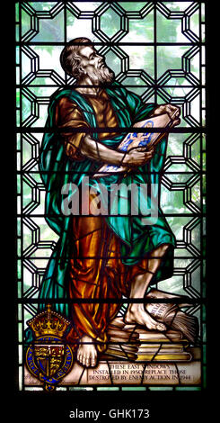 London England, UK. Kirche des Hl. Bartholomäus weniger. Glasmalerei-Fenster: St. Luke (1950: Hugh Easton mit Hendra & Harper) Stockfoto