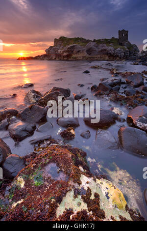 Spektakulären Sonnenaufgang bei Kinbane Head mit den Ruinen der Kinbane Castle an der Causeway-Küste in Nordirland. Stockfoto