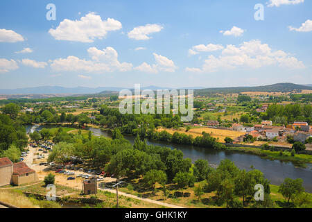 Fluss Agueda in Ciudad Rodrigo, einer Grenzstadt in Kastilien und León, Spanien. Stockfoto