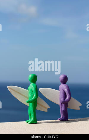 Plastilin Menschen mit Balsa Holz Surfboards vom Ozean. Stockfoto