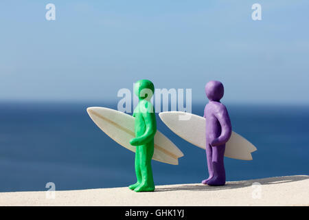 Plastilin Menschen mit Balsa Holz Surfboards vom Ozean. Stockfoto