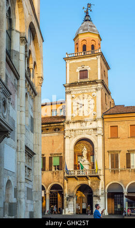 Torre Delle Orologio, Uhrturm, der Palazzo Comunale, Rathaus, in Piazza Grande in Modena. Italien Stockfoto