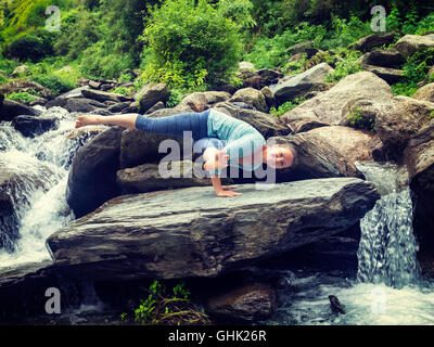 Sportlich Fit Mädchen tun Yoga Oudoors am tropischen Wasserfall Stockfoto