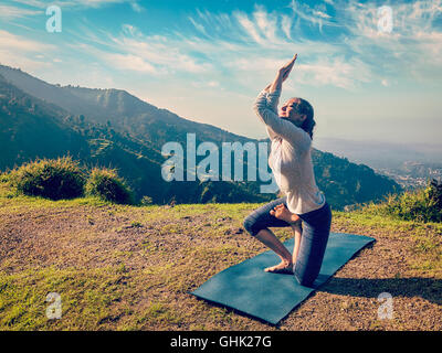Junge Frau tut Ashtanga Vinyasa fortgeschrittene Yoga asana Stockfoto