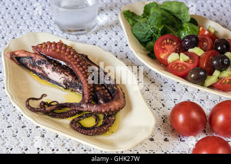 Tentakel der gekochten Tintenfisch, mit Salat am Tisch serviert Stockfoto