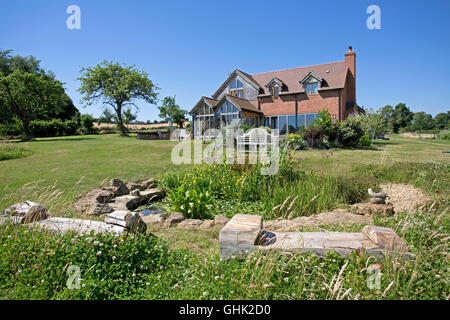 Wilde Gartenteich mit Lilien und andere Wasserpflanzen im unteren Garten Colemans Hill Farm Ökohaus Mickleton UK Stockfoto