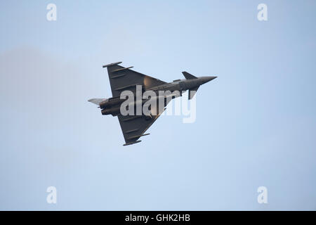 Ein RAF Typhoon FGR4 Eurofighter-Flugzeug fliegt bei Sunderland International Airshow in Sunderland, England. Stockfoto