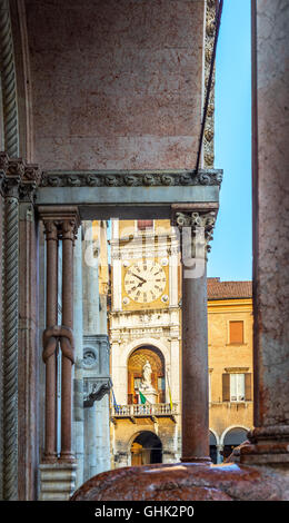 Metropolitan Kathedrale von Santa Maria Assunta San Geminiano und der Palazzo Comunale, Rathaus, Piazza Grande in Modena. Italien. Stockfoto