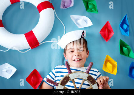 Junge mit Lenkrad spielen Stockfoto