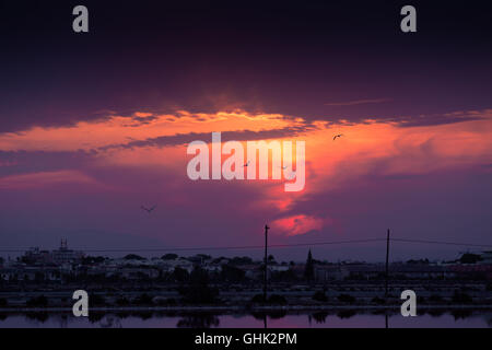 Sonnenuntergang am Salinas de San Pedro del Pinatar Stockfoto