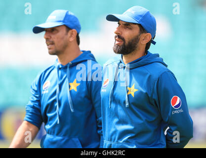 Pakistans Kapitän Misbah Ul Haq (rechts) mit Azhar Mahmood während einer Sitzung der Netze bei der Kia Oval, London. Stockfoto