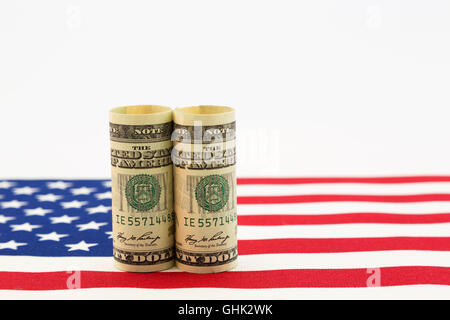 Stillleben mit paar Dollar an die amerikanische Flagge.  Horizontale Foto mit Textfreiraum. Stockfoto