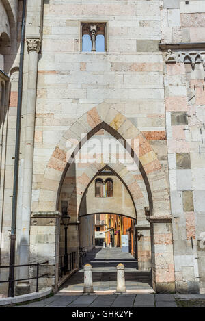 Modena, Italien - 22. Juli 2016. Achway der Kathedrale von Santa Maria Assunta e San Geminiano von Modena. Emilia-Romagna Stockfoto