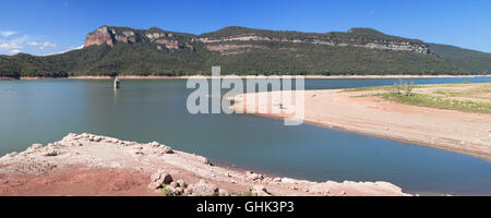 Panorama des Stausees in Osona, Provinz Barcelona, Catalonia Sau. Stockfoto