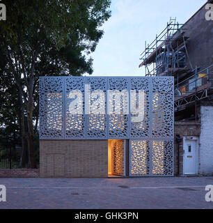 Vordere Ansicht in der Abenddämmerung mit offenen Eingangstür. Haus in Brixton, London, Vereinigtes Königreich. Architekt: Horden Cherry Lee Architects Ltd, 2016. Stockfoto