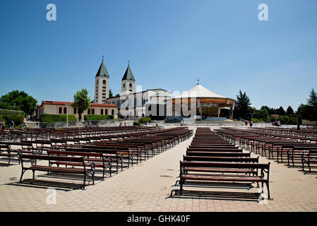 MEDUGORJE, Bosnien und Herzegowina - 4. Juli 2016: Bänke und Altar hinter der Pfarrkirche St. Jakob, das Heiligtum der Our Lad Stockfoto