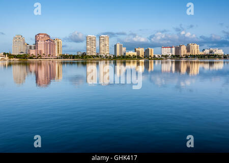 West Palm Beach Skyline von Palm Beach Lake Trail bei Sonnenaufgang entlang Intracoastal Wasser-Strasse in Palm Beach County, Florida. Stockfoto