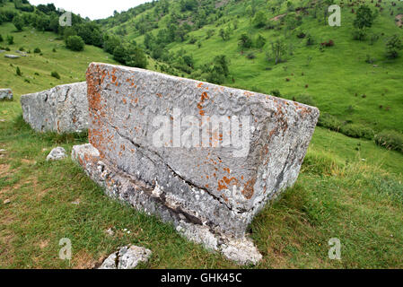 Mittelalterliche Grabsteine befindet sich in Lukomir Dorf auf Bjelasnica Berg, Bosnien und Herzegowina Stockfoto