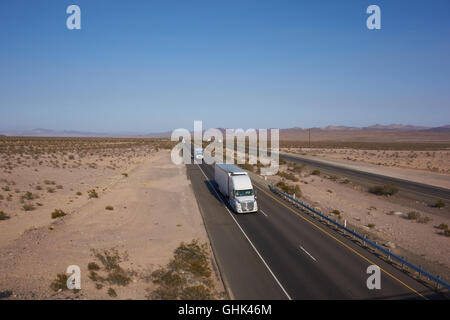 Interstate 40 direkten Route 66 wie es geht durch die Wüste Majave. USA Stockfoto