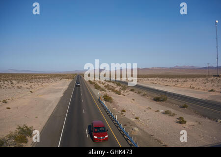 Interstate 40 direkten Route 66 wie es geht durch die Wüste Majave. USA Stockfoto