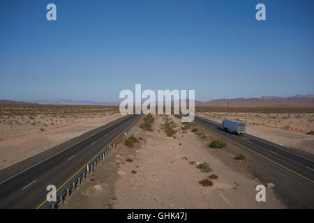 Interstate 40 direkten Route 66 wie es geht durch die Wüste Majave. USA Stockfoto