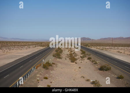 Interstate 40 direkten Route 66 wie es geht durch die Wüste Majave. USA Stockfoto