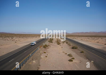 Interstate 40 direkten Route 66 wie es geht durch die Wüste Majave. USA Stockfoto