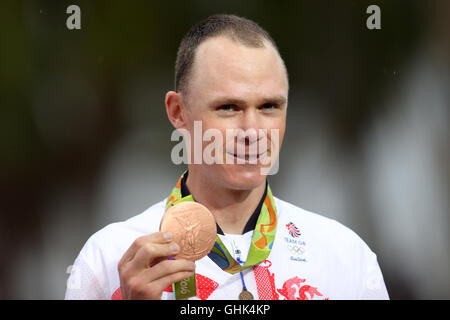 Der Brite Chris Froome mit seiner Bronzemedaille von den Männern Straße Radtouren Einzelzeitfahren am fünften Tag der Olympischen Spiele in Rio, Brasilien. Stockfoto