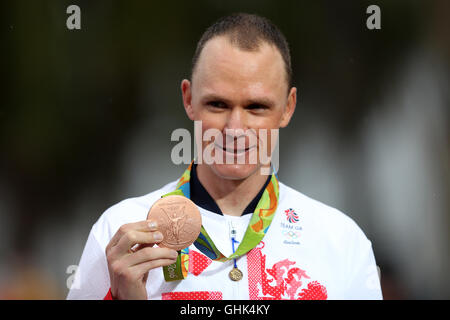 Der Brite Chris Froome mit seiner Bronzemedaille von den Männern Straße Radtouren Einzelzeitfahren am fünften Tag der Olympischen Spiele in Rio, Brasilien. Stockfoto