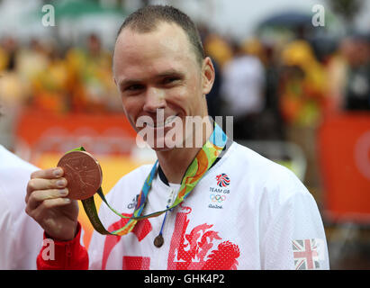 Der Brite Chris Froome mit seiner Bronzemedaille von den Männern Straße Radtouren Einzelzeitfahren am fünften Tag der Olympischen Spiele in Rio, Brasilien. Stockfoto