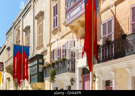 Traditionelle maltesische Stadthäuser in der alten ummauerten Stadt Mdina auf Malta Stockfoto