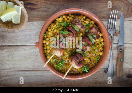 Huhn und Chorizo Spieße mit Paella-Stil Reis Stockfoto