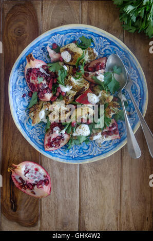 Salat mit Blumenkohl, Granatapfel und Pinienkernen Stockfoto