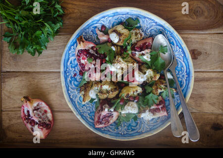 Salat mit Blumenkohl, Granatapfel und Pinienkernen Stockfoto
