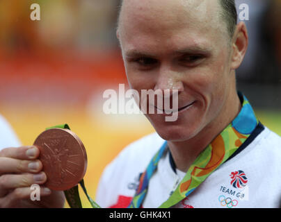 Der Brite Chris Froome mit seiner Bronzemedaille von den Männern Straße Radtouren Einzelzeitfahren am fünften Tag der Olympischen Spiele in Rio, Brasilien. Stockfoto