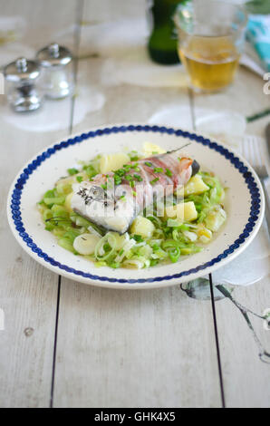 Schellfisch mit Kartoffeln und Lauch in Pancetta umwickelt. Stockfoto