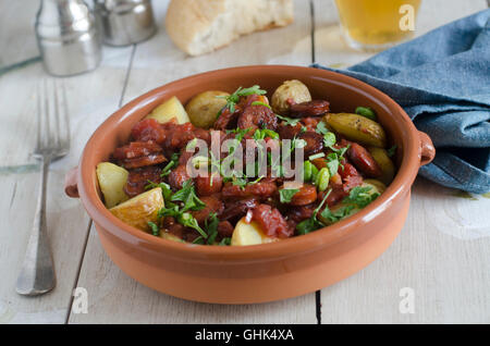 Traditionelle spanische Patatas Bravas in einer Keramikschale Stockfoto