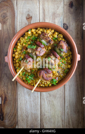 Huhn und Chorizo Spieße mit Paella-Stil Reis Stockfoto