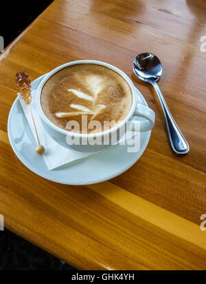 Kaffee Latte auf einem Holztisch. Stockfoto