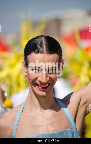 Ein Mann posiert auf der Gay Pride in Brighton, Vereinigtes Königreich Stockfoto