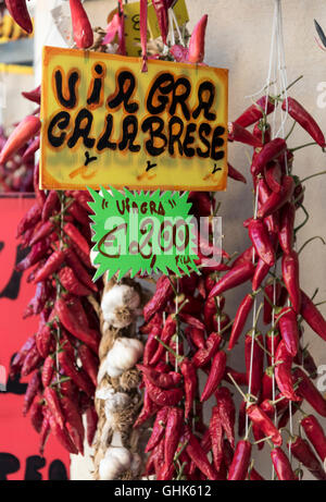 Red Chili Peppers beworben als natürliche Viagra auf Verkauf in Tropea, Kalabrien, Italien Stockfoto