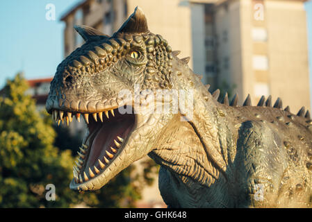 NOVI SAD, Serbien - 5. August 2016: Carnotaurus Leben Größe Modell des prähistorischen Tieres im Thema Entertainment Dino-Park. Stockfoto