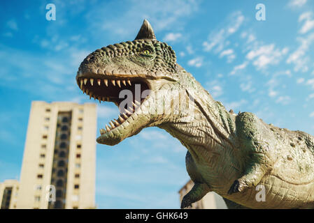 NOVI SAD, Serbien - 7. August 2016: Carnotaurus Life-Size-Model prähistorischen Tieres im Thema Entertainment Dino-Park Stockfoto